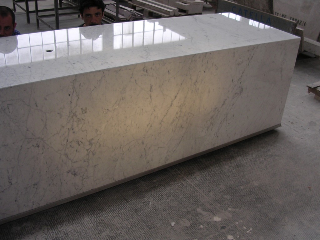 Bancone luminoso in marmo bianco di Carrara