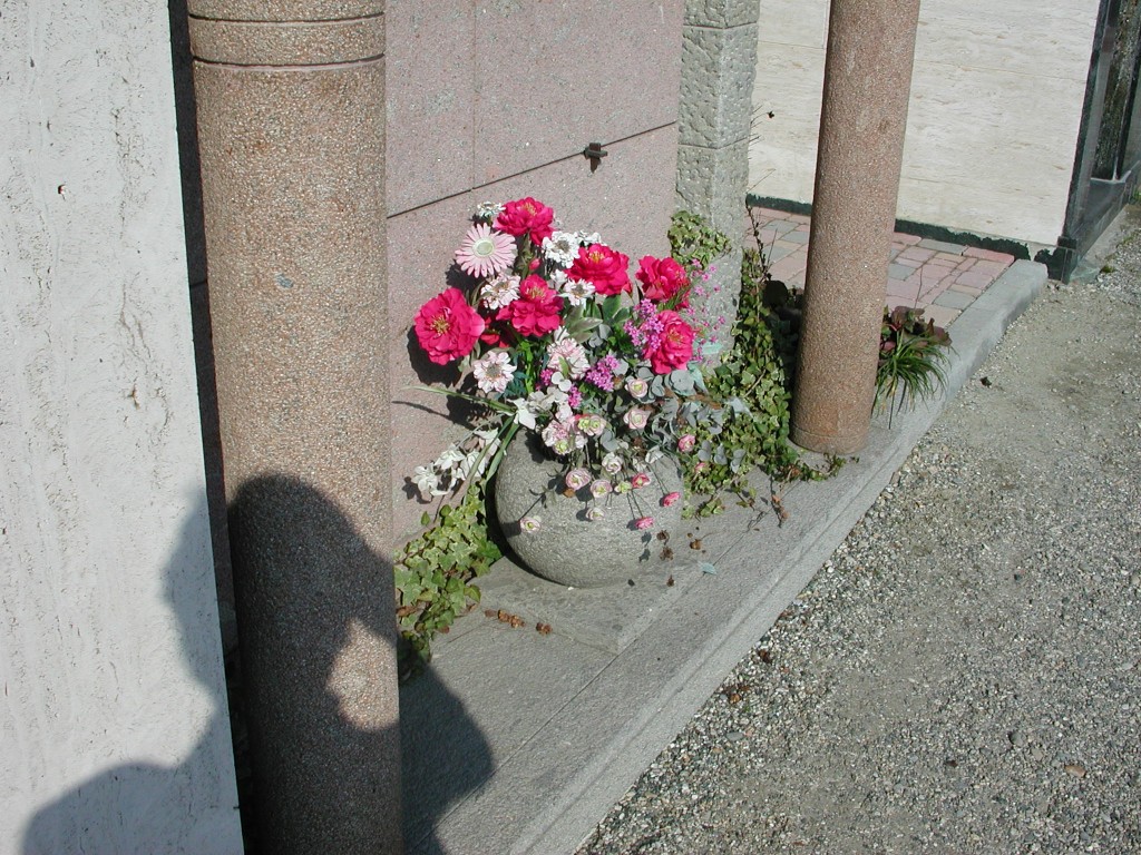 Edicola funeraria in pietra marino grigia e rosa