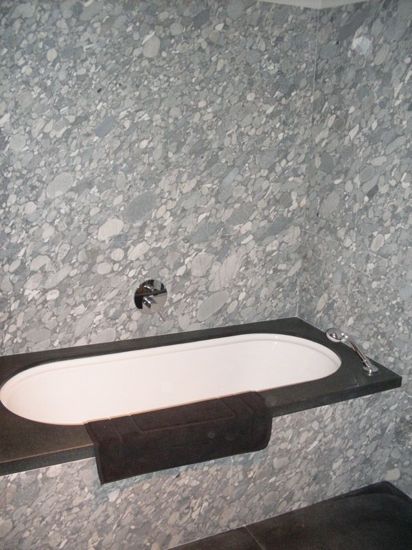 Rivestimento a parete in granito grigio marinace sabbiato
Rivestimento bordo vasca in granito nero assoluto ruvido spazzolato