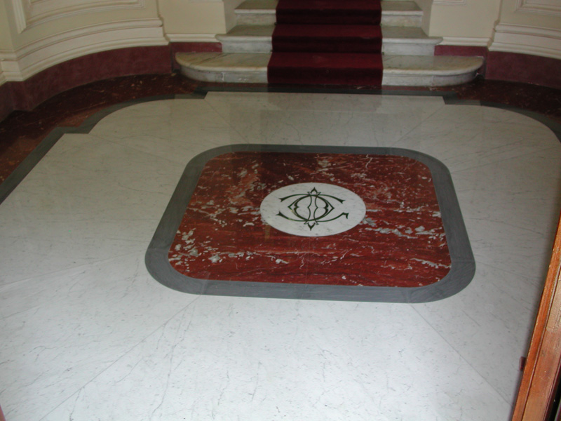 Pavimento in marmo bianco di Carrara, bardiglio, rosso di Francia e inserti in acciaio inox
